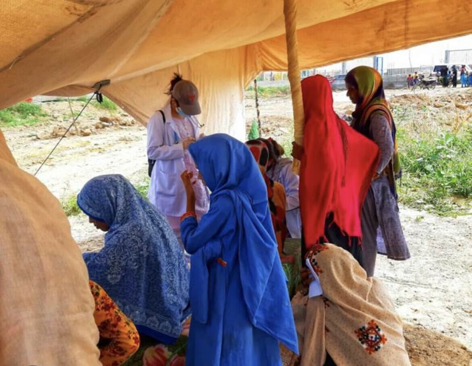  Doctors tend to patients at a relief camp in Sindh. — Photo courtesy Humanity Initiative Pakistan 