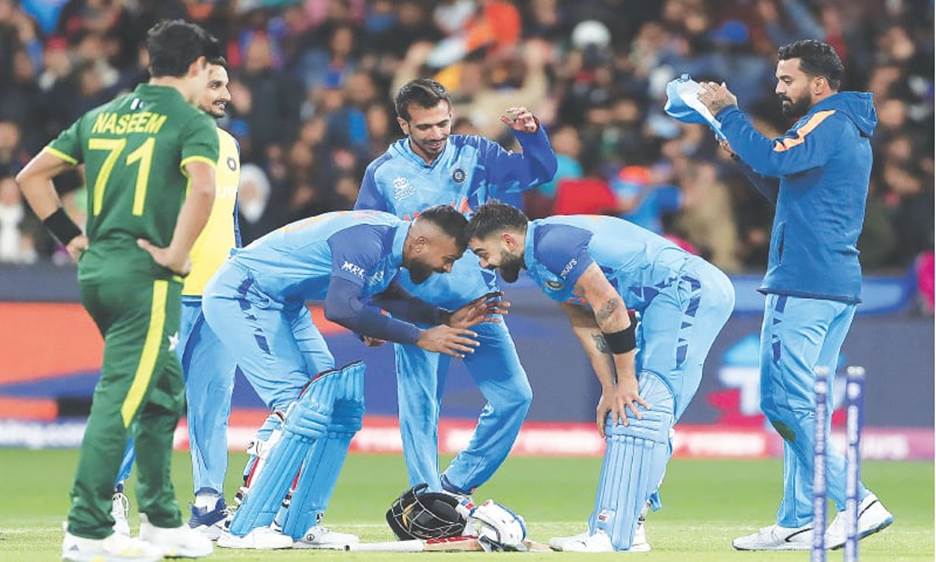 MELBOURNE: India’s Virat Kohli (second R) celebrates with Hardik Pandya as their other teammates look on after a thrilling last-ball victory in the T20 World Cup match against Pakistan at the Melbourne Cricket Ground on Sunday. Kohli’s magnificent, game-changing innings of 82 not out guided India to a four-wicket win in the Group 2 opener.—AFP / Text by Umaid Wasim