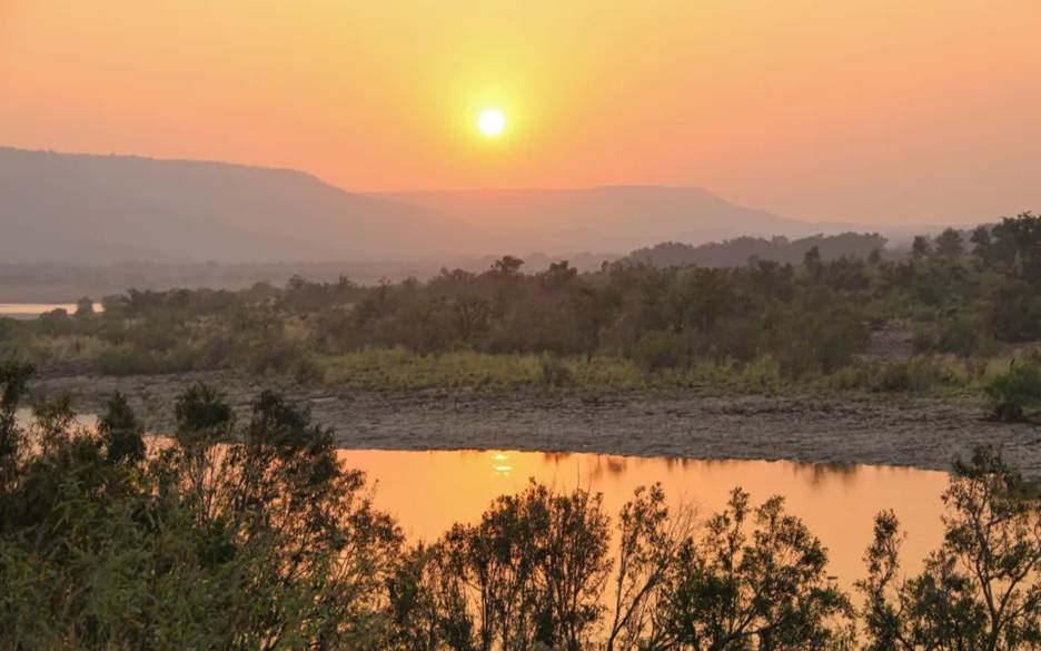 Sunset over the Ken River at the Panna National Park, Madhya Pradesh - alamy