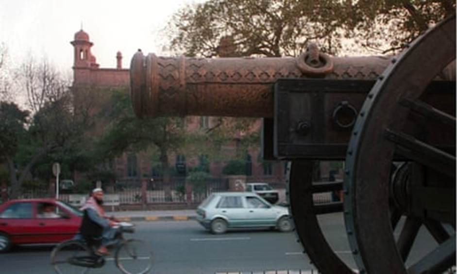 The Zamzama gun and Lahore museum, or “House of Wonders”, both of which feature in Kim. 