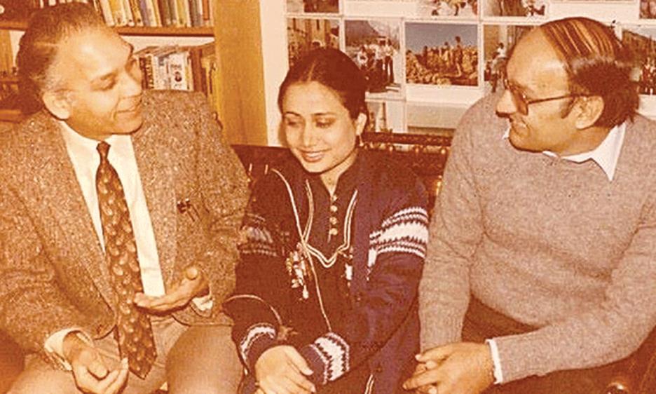 <p>Parveen Shakir with Amjad Islam Amjad (R) along with their host in Canada in 1984. — Facebook / amjad.islam.amjad.official</p>