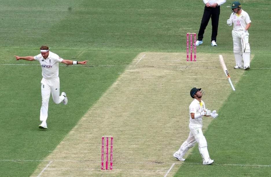England's Stuart Broad celebrates the wicket of Australia's David Warner (David GRAY)