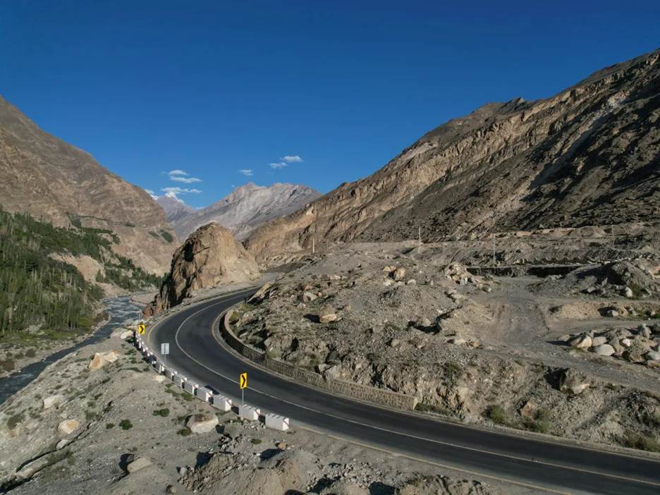 The Karakoram highway that cuts through Hunza
