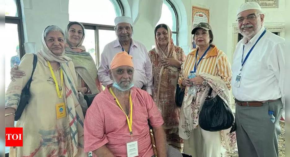 Bishan Singh Bedi and Intikhab Alam relive old times at Kartarpur | Cricket  News - Times of India