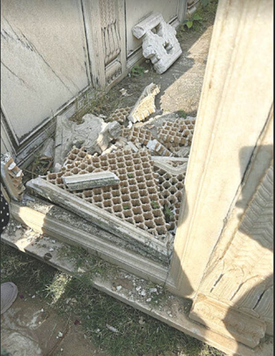  VANDALS have destroyed part of the jali (railing) in front of the tombs of three Mughal emperors and Bahadur Shah II’s empty tomb.—X/@sunitarora 