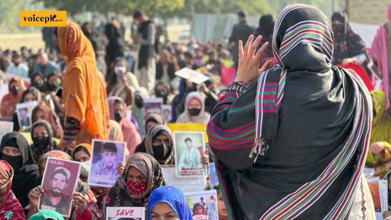 Baloch protesters stage sit-in outside #Islamabad Press Club despite police  brutality - YouTube