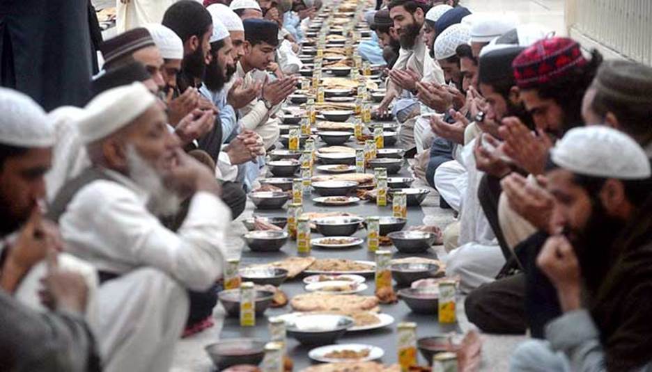 Faithful offering dua to break their fast on the first day of Ramadan at the Dervish Masjid in Peshawar on March 23, 2023. — APP