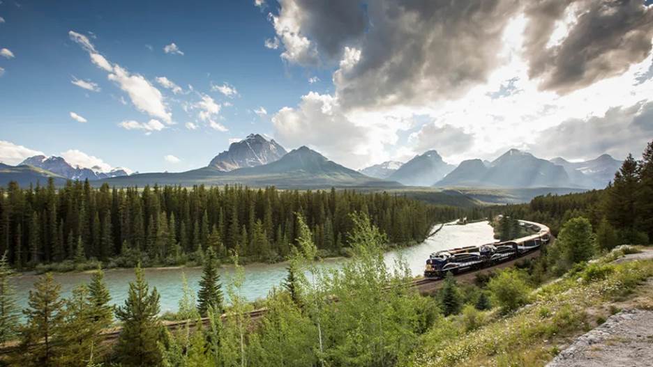 Rocky’s train taking on the winding track at Morant’s Curve.