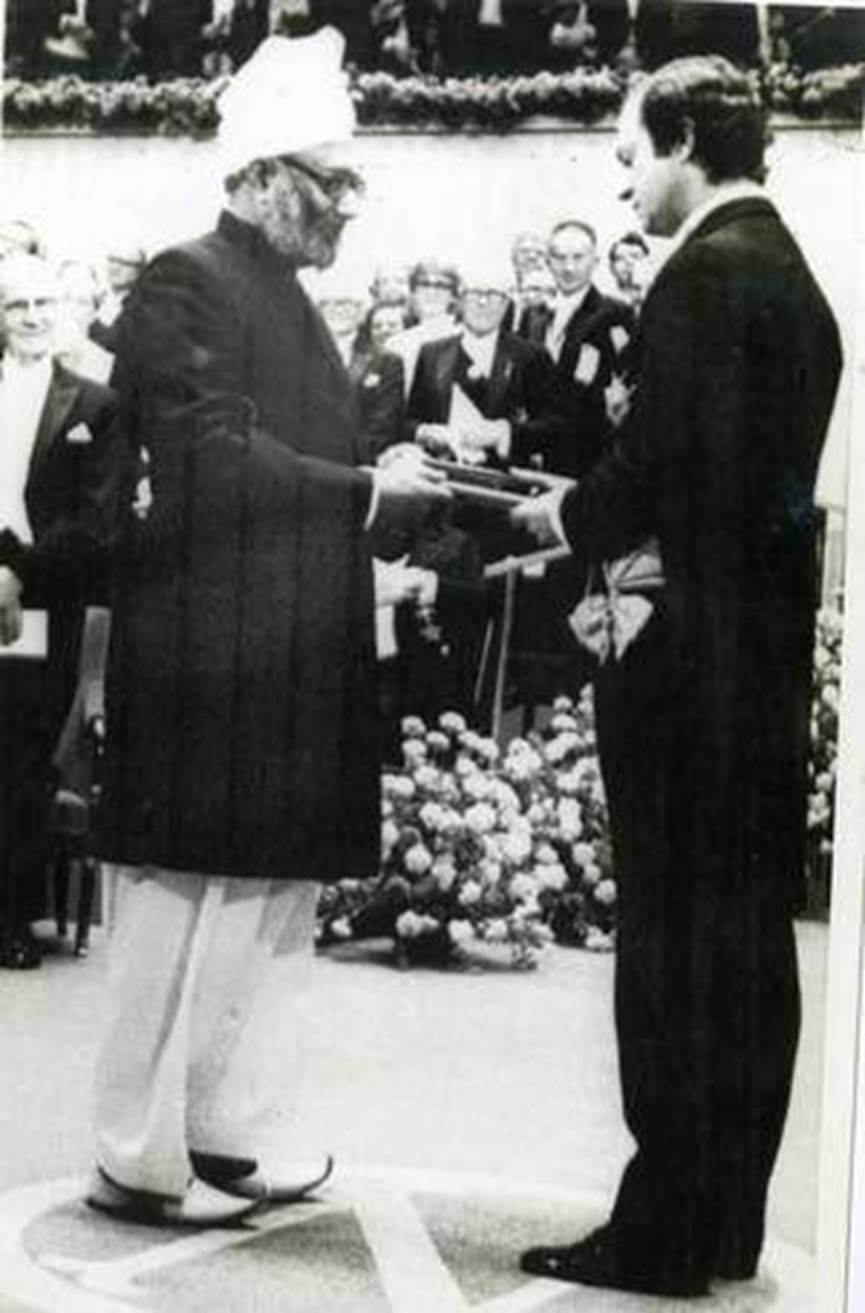 A person shaking hands with another person Description automatically generated