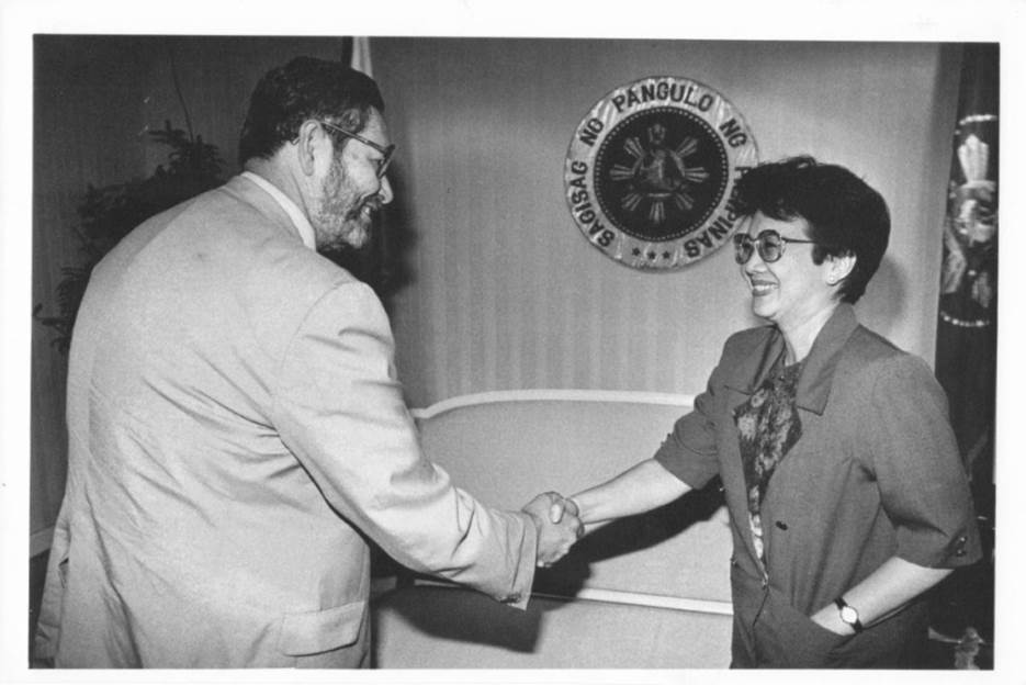 A person and person shaking hands Description automatically generated