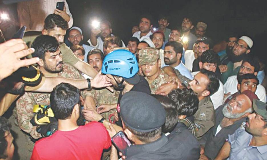 Army troops and locals assisted in the ground rescue mission which was successful in retrieving the remaining six passengers stuck in the cable car for 14 hours | EFE