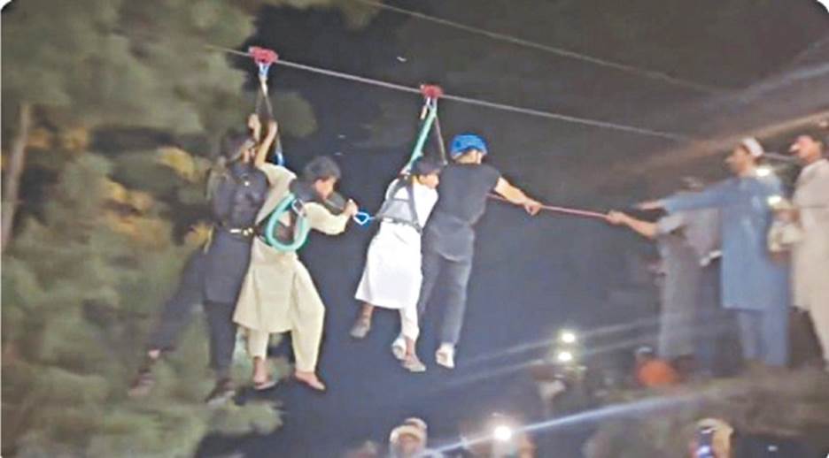 The Heavens Way team’s zipline helped in retrieving the stuck passengers| Video screengrab