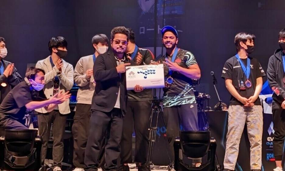 <p>Pakistan’s Arslan Ash (R) being awarded by Tekken producer Katsuhiro Harada for winning the Tekken 7 competition at EVO Japan 2023 in Tokyo, Japan on Sunday. — EVO Japan 2023 Twitter</p>