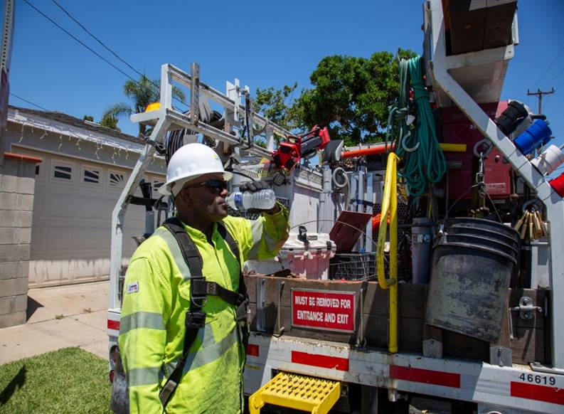 SCE journeyman lineman Brian Payne staying hydrated while working during the heat wave.