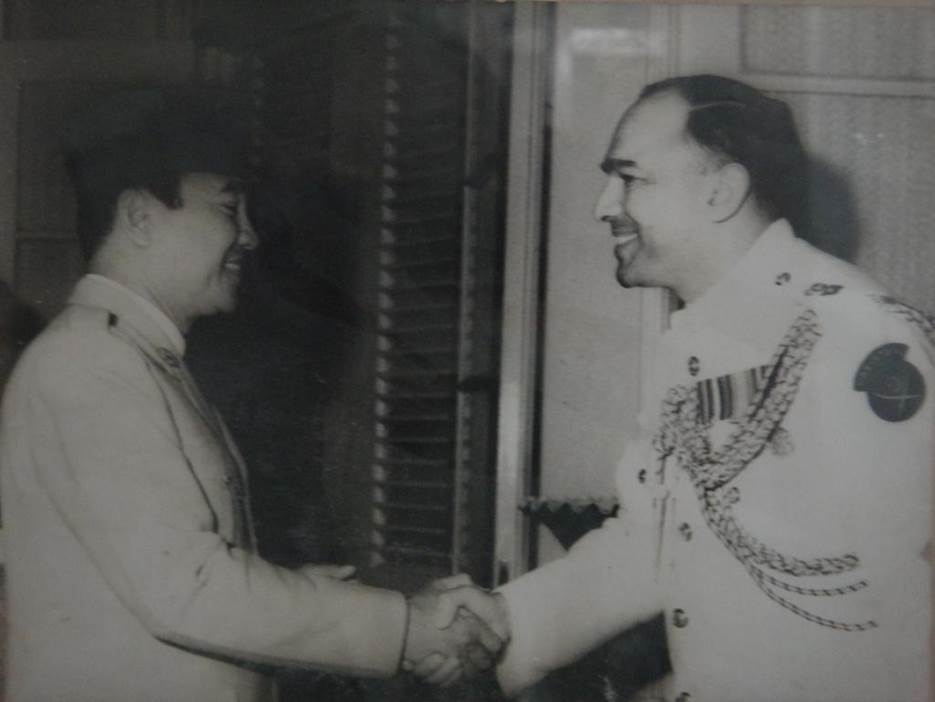 A person shaking hands with another person Description automatically generated