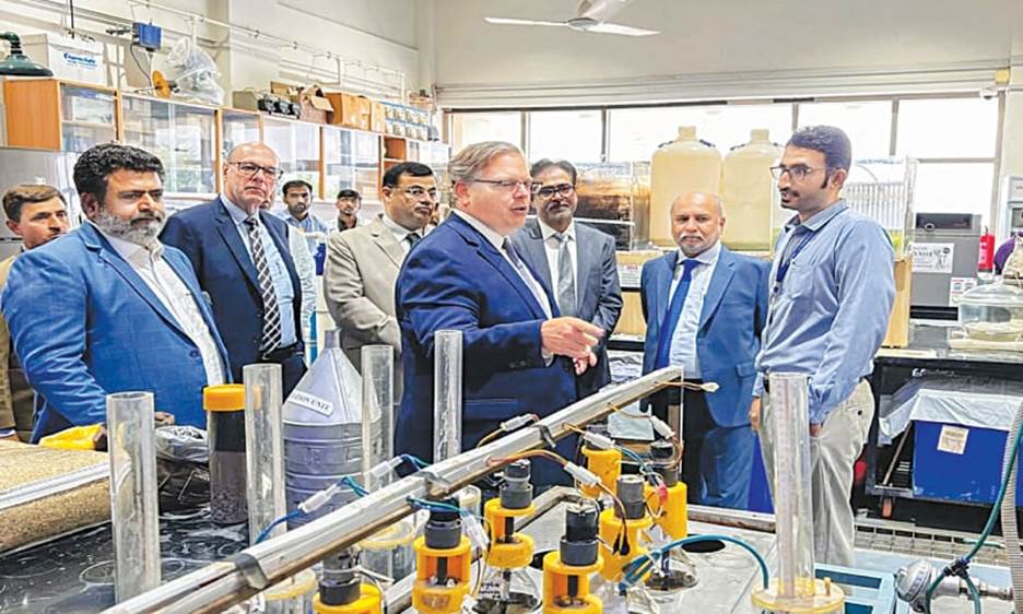 <p>US Ambassador Donald Blome visits a laboratory at the US-Pakistan Centre for Advanced Studies in Water at the MUET, Jamshoro.—Dawn</p>