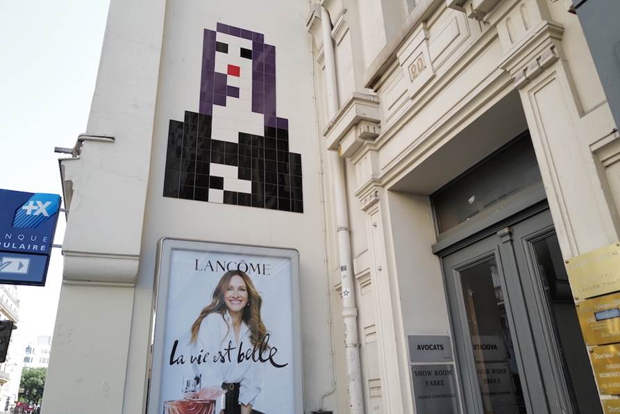 A sign on the side of a building Description automatically generated with medium confidence