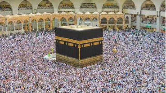 A large crowd of people in a building  Description automatically generated with low confidence