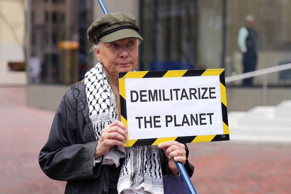 A person holding a sign Description automatically generated with medium confidence