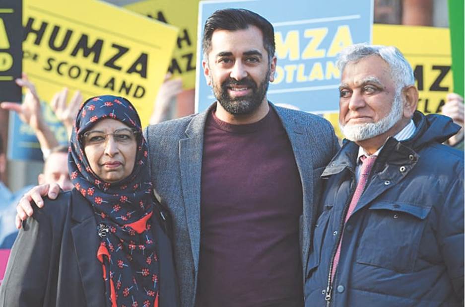 <p>Humza Yousaf poses for a photograph with his mother, Shaaista and father, Muzaffar at a campaign event in Glasgow.—AFP/file</p>