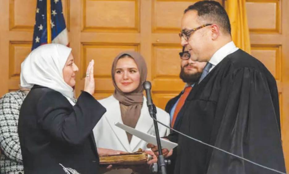 <p>Nadia Kahf taking oath by placing her hand on a copy of the Holy Quran.—Dawn</p>