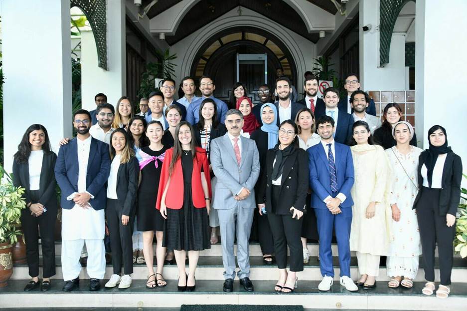 Prime Minister Anwaarul Haq Kakar poses with students from Harvard on Saturday.—External Publicity Wing/X