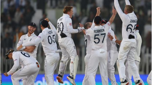 Pakistan v England: James Anderson and Ollie Robinson lead tourists to first-Test win - BBC Sport