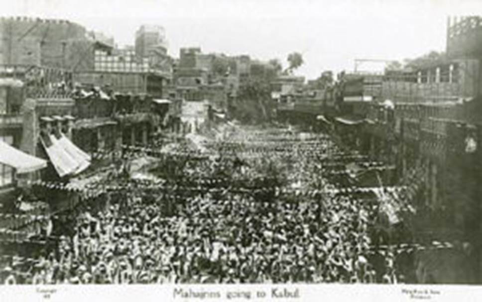 A crowd of people in a city Description automatically generated with medium confidence
