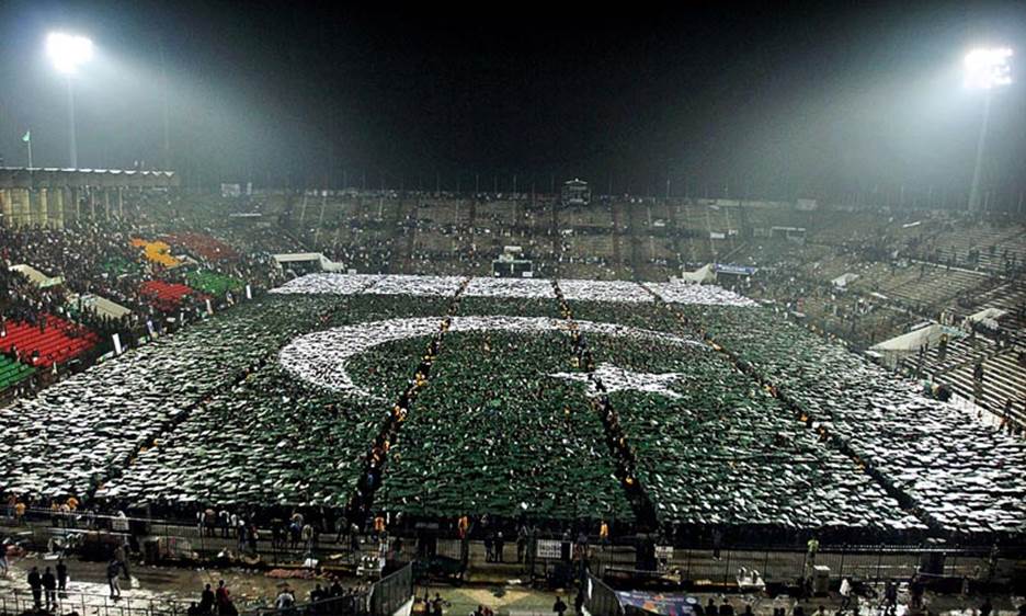 Over 29,000 children form 'human flag' to set world record - Pakistan - DAWN.COM