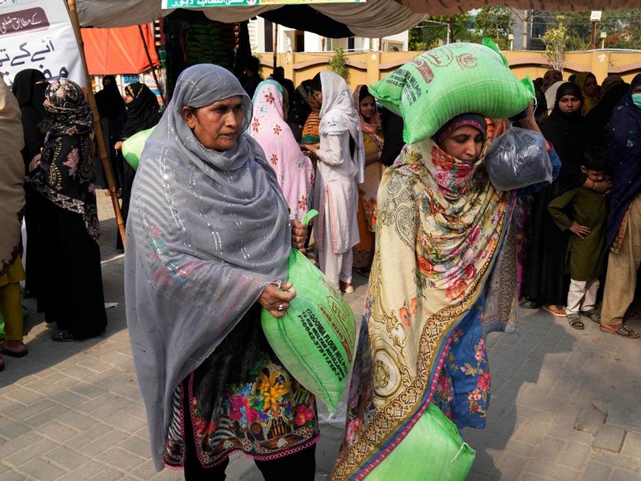 Stampede at Ramadan food distribution centre kills 11 in Pakistan | Food News | Al Jazeera