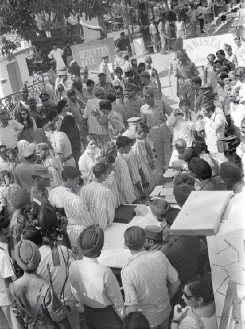 Pakistani soldiers and former prisoners in India line up as they return to Pakistan on October 1, 1973 after the Pakistani-India War of 1971. - Photo: AFP
