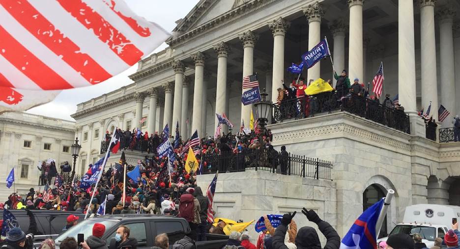 A picture containing building, altar, colonnade, crowd Description automatically generated