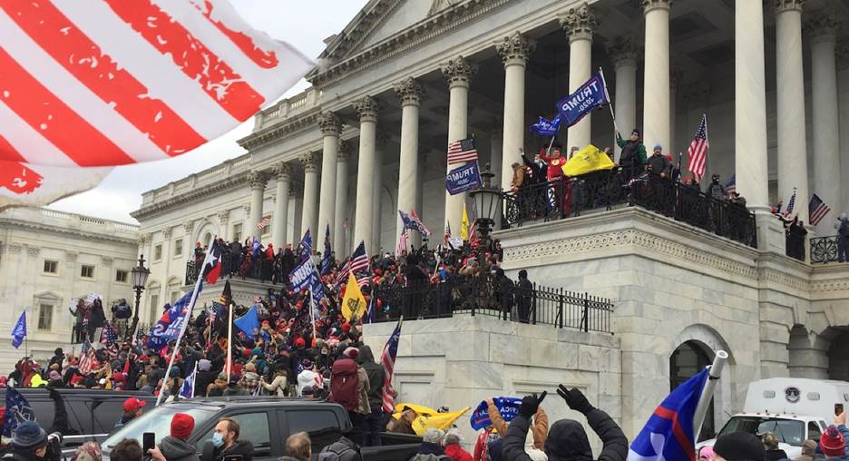 A picture containing building, altar, colonnade, crowd  Description automatically generated