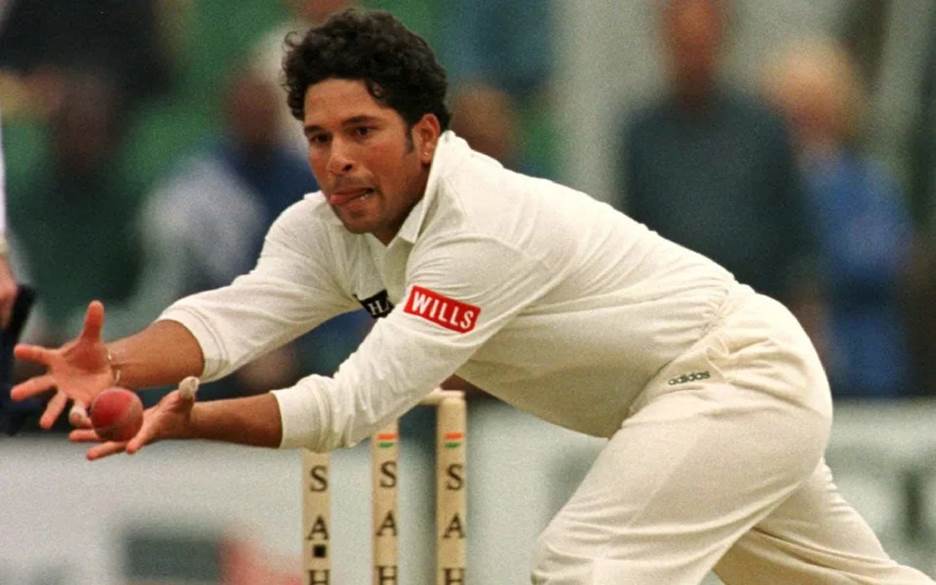 ndia's captain Sachin Tendulkar reaches for the ball as he tries to throw out Pakistan's Shahid Afridi during the Sahara Cup in Toronto September 17 - Reuters/Mike Blake