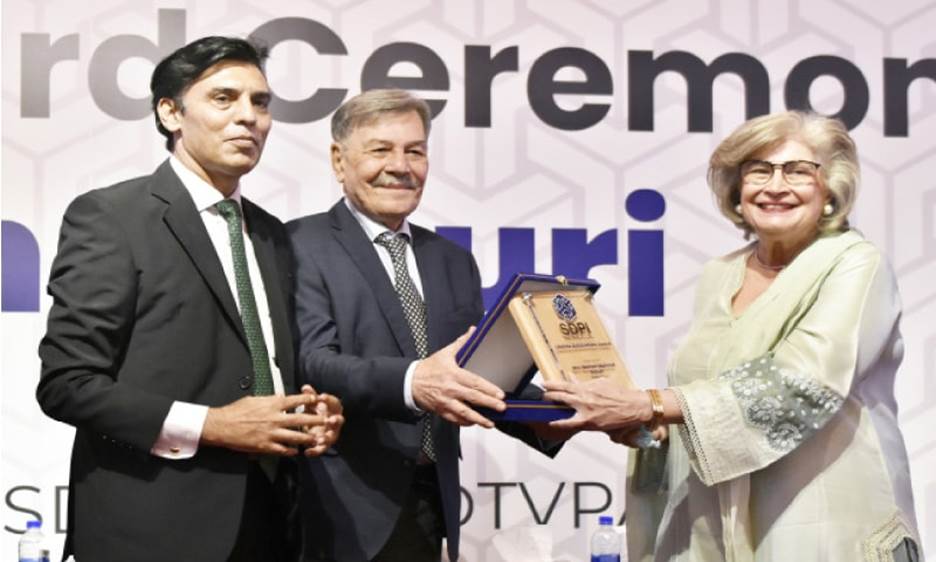 Nasreen Kasuri receives SDPI’s Living Legend Award at a ceremony on Wednesday. — Photo by Tanveer Shahzad