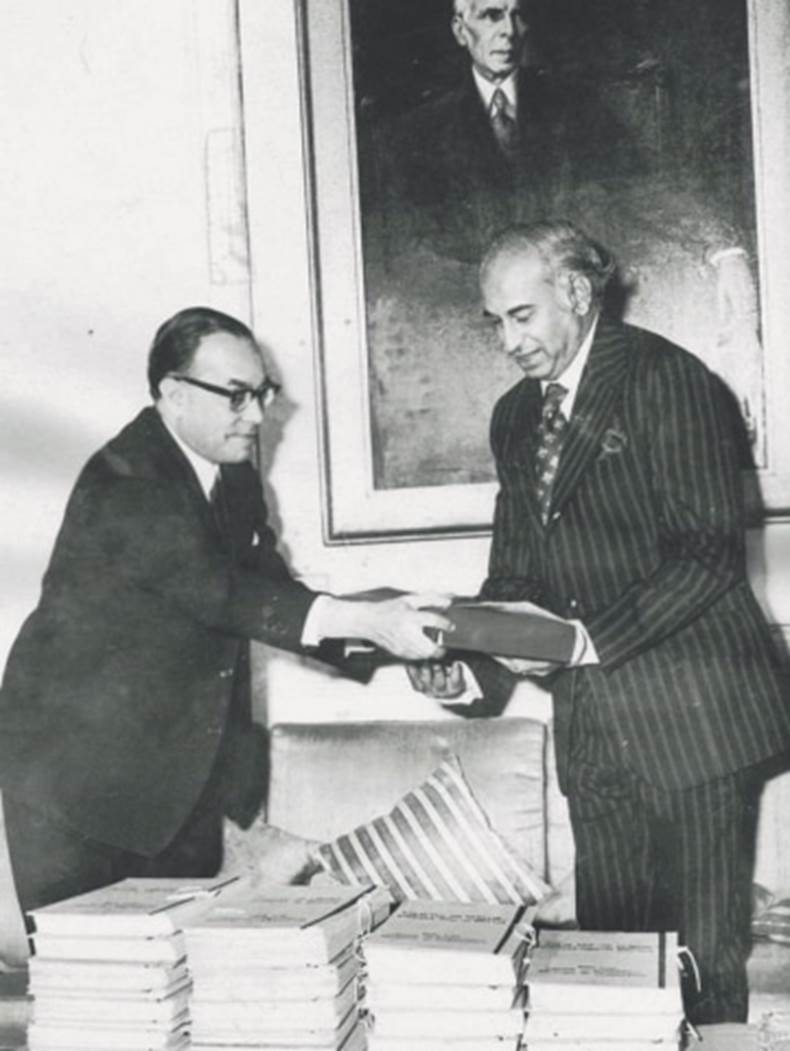 Justice Hamoodur Rahman presenting his report to Zulfikar Ali Bhutto | Archives