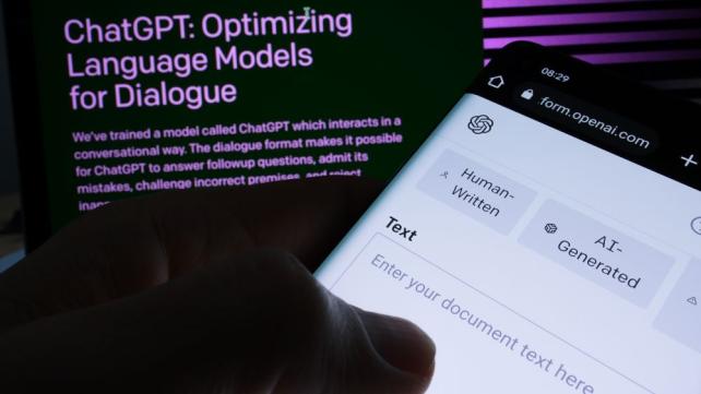 A hand holding a cell phone Description automatically generated