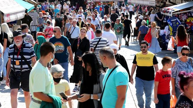 Nearly Half of Bosnia's Youngsters Pondering Emigration | Balkan Insight