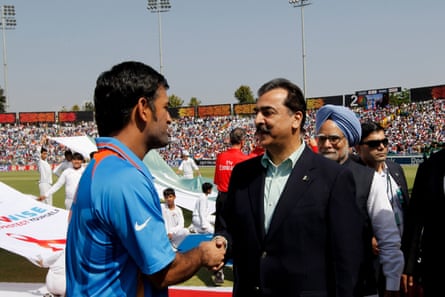 India&rsquo;s captain, MS Dhoni, shakes hands with Pakistan&rsquo;s prime minister, Yousaf Raza Gillani, as India&rsquo;s prime minister, Manmohan Singh, looks on before the start of the 2011 World Cup semi-final between India and Pakistan.